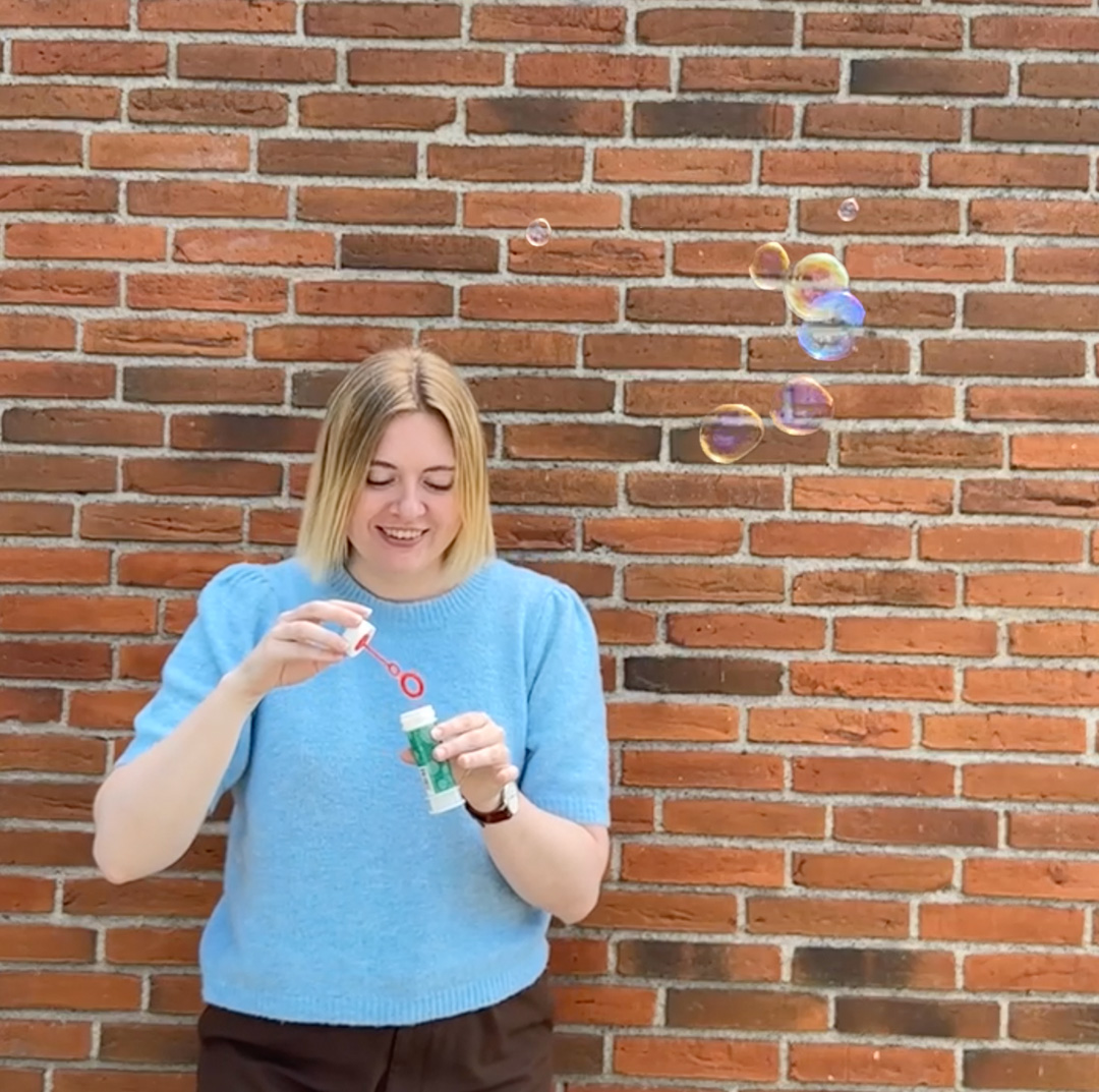 Motion graphic designer, Emilie Vig blæser sæbebobler.